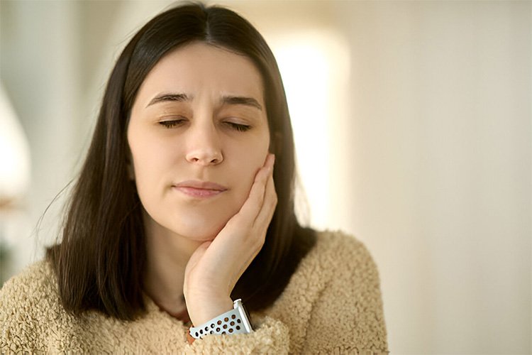 در صورت عفونت بعد از ایمپلنت، ممکن است لثهها متورم و حساس شوند و بهراحتی خونریزی کنند.